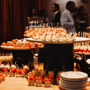 Tablas y mesa con comida para eventos de Lembutic